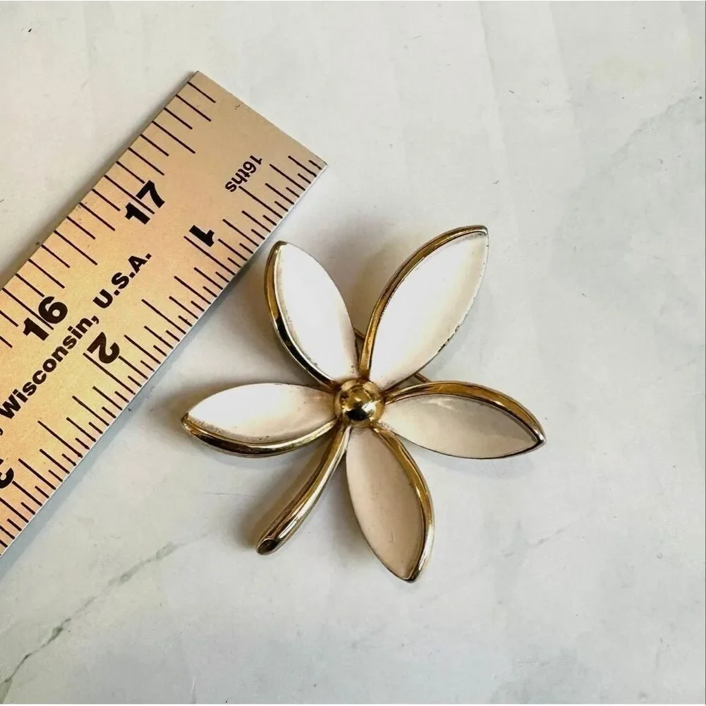 Trifari Vintage White Lucite Flower Brooch – Gold Tone Mid Century
